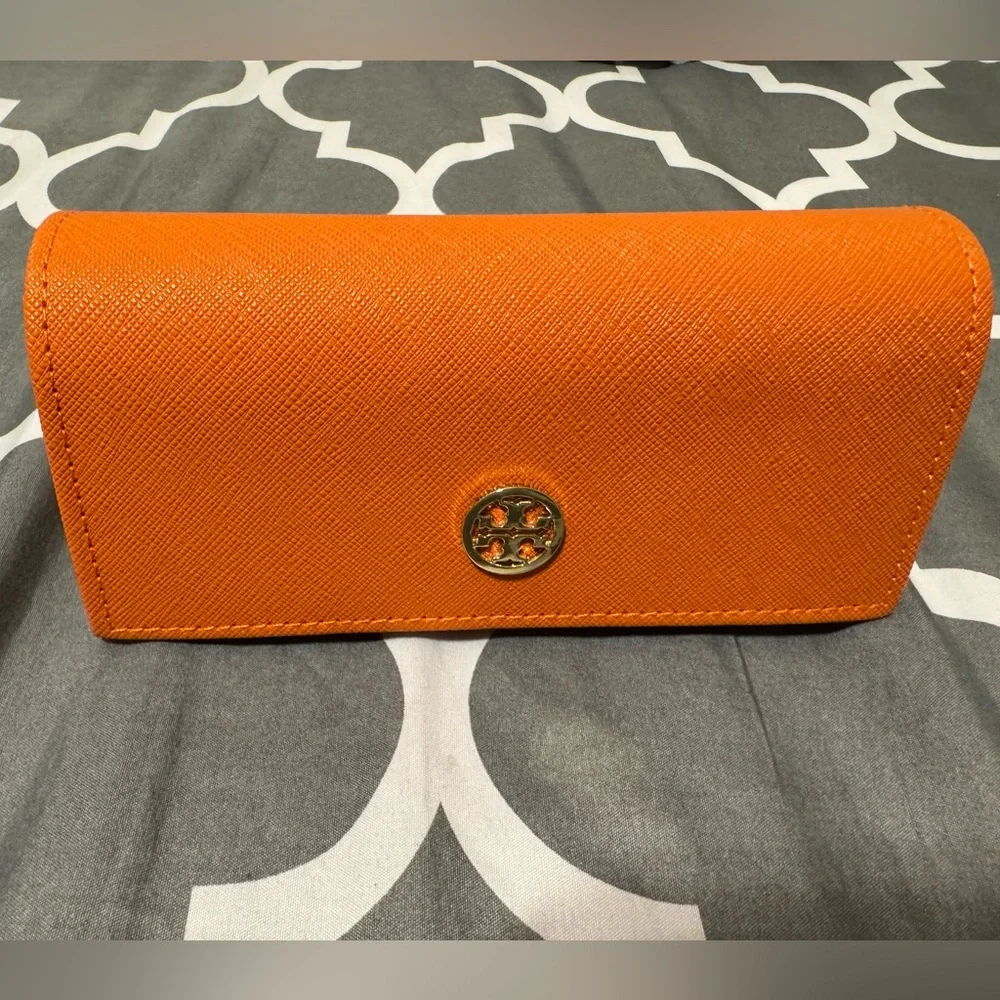 Tory Burch sunglasses case. Fits Sunglasses 144mm frame(regular sized glasses) - Picture 3 of 6